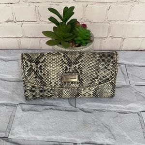 Sofia Vergara snake print wallet